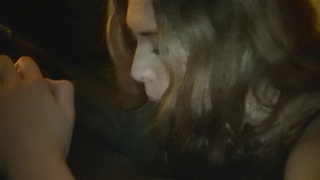 Бледнокожоя девушка отсасывает большой негритянский хуй для частного видео