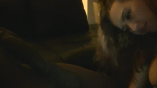 Бледнокожоя девушка отсасывает большой негритянский хуй для частного видео