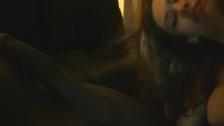 Бледнокожоя девушка отсасывает большой негритянский хуй для частного видео