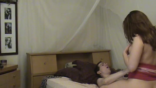 Грудастая брюнетка ритмично скачет на пенисе своего мужа