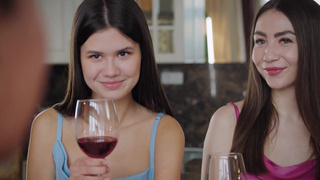 Девахи Evelin Elle и Vivian Grace смачно облизывают хер после бокала вина