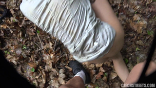 Шпилит неумелую в лесу за деньги после дождя