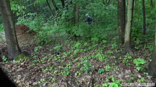 Шпилит неумелую в лесу за деньги после дождя