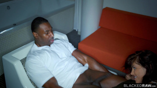 Чернокожие качки в два ствола шпилят маруху на весу