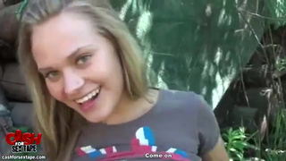 Мужчина на природе вставил стояк в пизду милой крошке