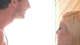 Белокурая Девушка с короткой стрижкой делает массаж и отсос большому члену