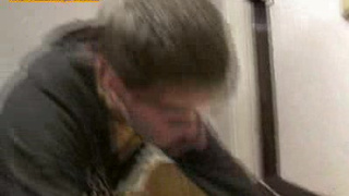 Пьяная проститутка показа киску своему парню