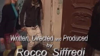 Русских студенток под Питером дрючат в попочку в домашней порно студии