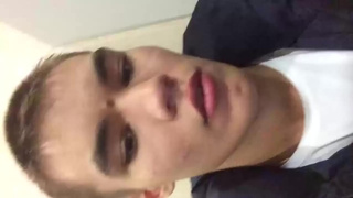 Дал девке в ротик в общественном туалете