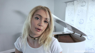 Белокурая сеструха каждый раз при бессоннице обсасывает хер брата
