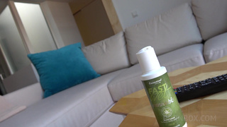 Одинокая немка дала в попу курьеру, пробуя в деле новую смазку