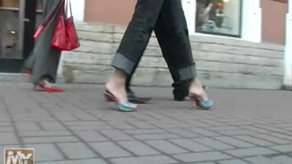 Милая дамочка отсосала парню в подъезде