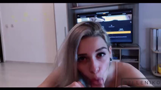 Девчуля из Питера обсасывает хер и дает в анал своему соседу