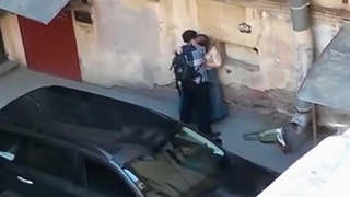 Сосед долбит проститутку на улице во дворе