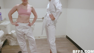 Тренер чпокнул своих студенток на занятии по дзюдо