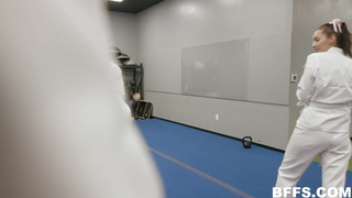 Тренер чпокнул своих студенток на занятии по дзюдо