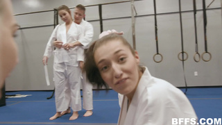 Тренер чпокнул своих студенток на занятии по дзюдо
