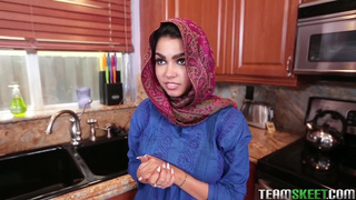 Возбужденный мужчина отимел мусульманскую даму