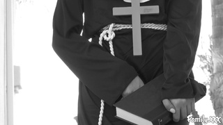 Симпатичная лесбуха соблазнила сеструху-монашку для страстного секса