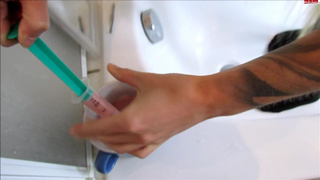 Приятная белокурая красотка дрочит свою попочку битой