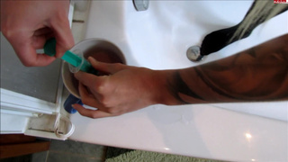 Приятная белокурая красотка дрочит свою попочку битой