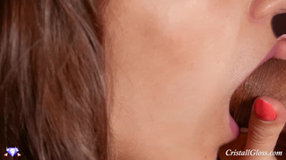 Супруга с красным маникюром отсасывает стояк рогоносца крупным планом