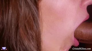 Супруга с красным маникюром отсасывает стояк рогоносца крупным планом