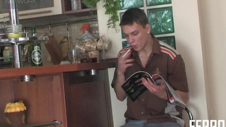 Жарит в очко за стойкой бара кучерявую суку в в красных чулочках