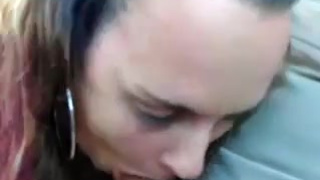 Муженек попросил отсосать жену пока они ехали домой