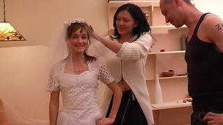 Пацан трахает русскую сучку на глазах опытной тетки