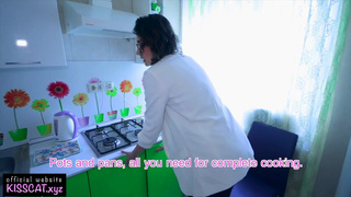 Русский пацан трахает красивую риэлторшу в колготках на съемной хате