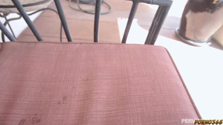 Милфа отсасывает болт родного сынка и садится на него своей писей