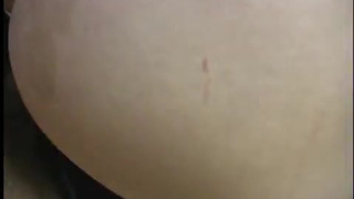 Пацан натягивает свою красавицу в небольшой комнате