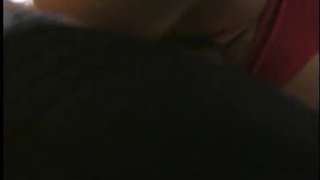 Пацан натягивает свою красавицу в небольшой комнате