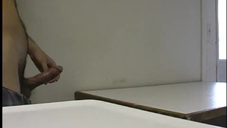 Пацан натягивает свою красавицу в небольшой комнате