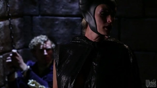 Голенькая малефисента ебется с любовником в замке