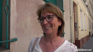 Пикапер развел на секс зрелую бабу в очках и дал ей в ротик