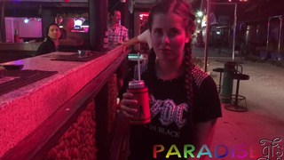 Жопастую Настю на отдыхе прут в ротик и кормят нектаром