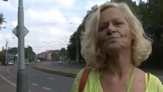 Домашнее порно где старушка отсасывает розовый хуй