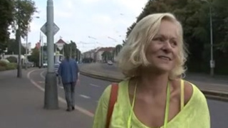 Домашнее порно где старушка отсасывает розовый хуй