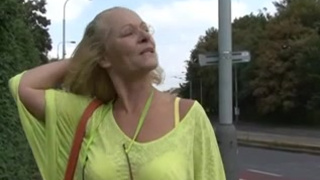 Домашнее порно где старушка отсасывает розовый хуй