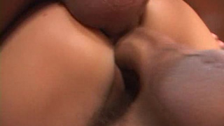 Девченку трахнули в спортзале тренер и его друг