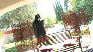 Черный конец жарит зрелую пизду в различных позах