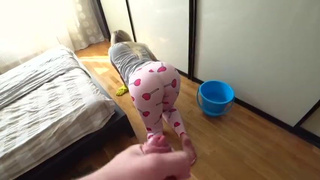 Русская сестричка с красивой жопой трахается с братом и моет в спальне полы