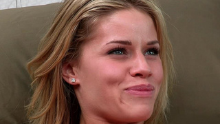 Молоденькой бойфренд ставит мамашку подруги в позе раком и чпокает во влагалище