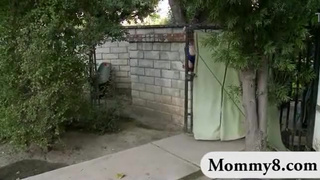 Мамка учит трахаца ненасытную дочь