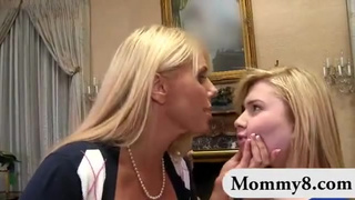 Мамка учит трахаца ненасытную дочь