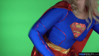Юный халк шпилит в жопу в позе раком очаровательную супергерл