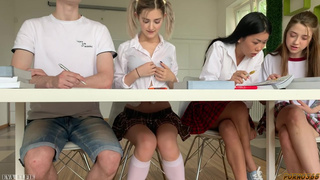 Одногруппник ебёт студентку с косичками прямо на парте
