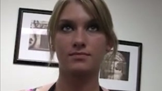 Обворожительная красотка облизывает и долбится на секс кастинге